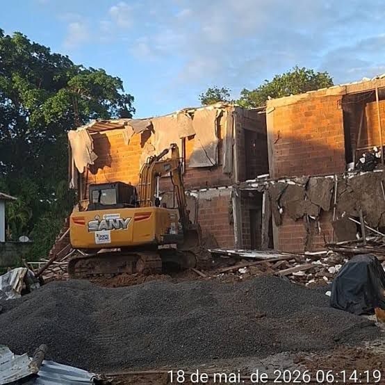 Prefeitura de Porto Seguro realiza demolição de obra irregular em Arraial d’Ajuda