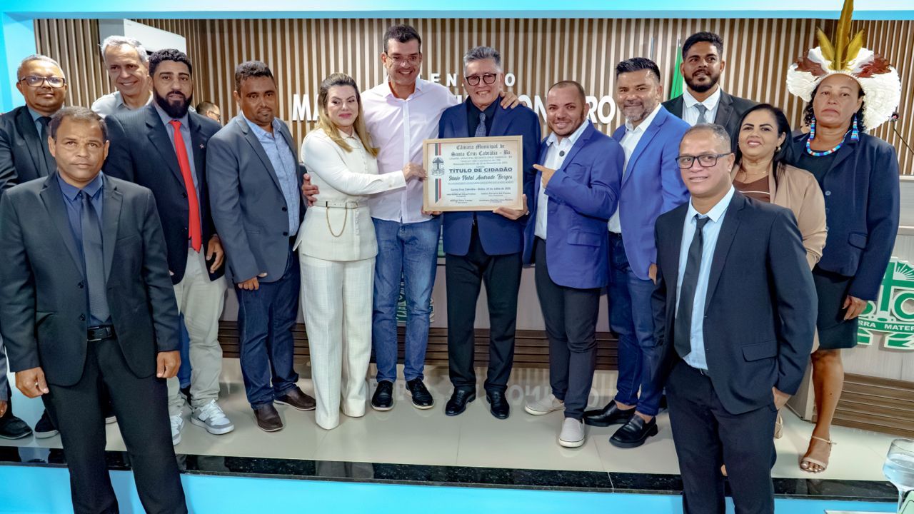 Câmara de Vereadores de Cabrália entrega título de cidadão ao prefeito de Porto Seguro, Jânio Natal