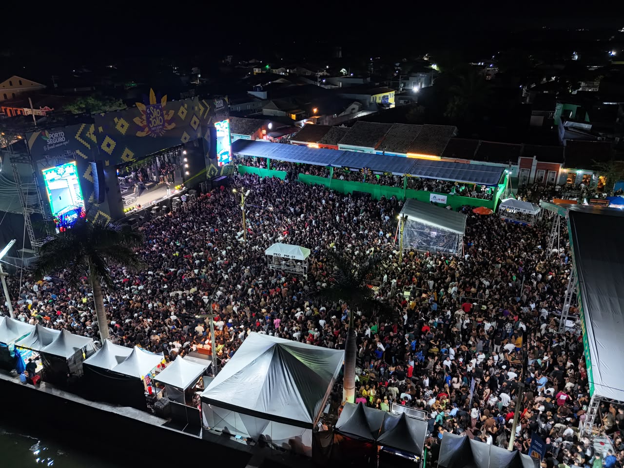 Zé Neto e Cristiano encerram São João de Porto Seguro na Passarela da Cultura com chave de ouro